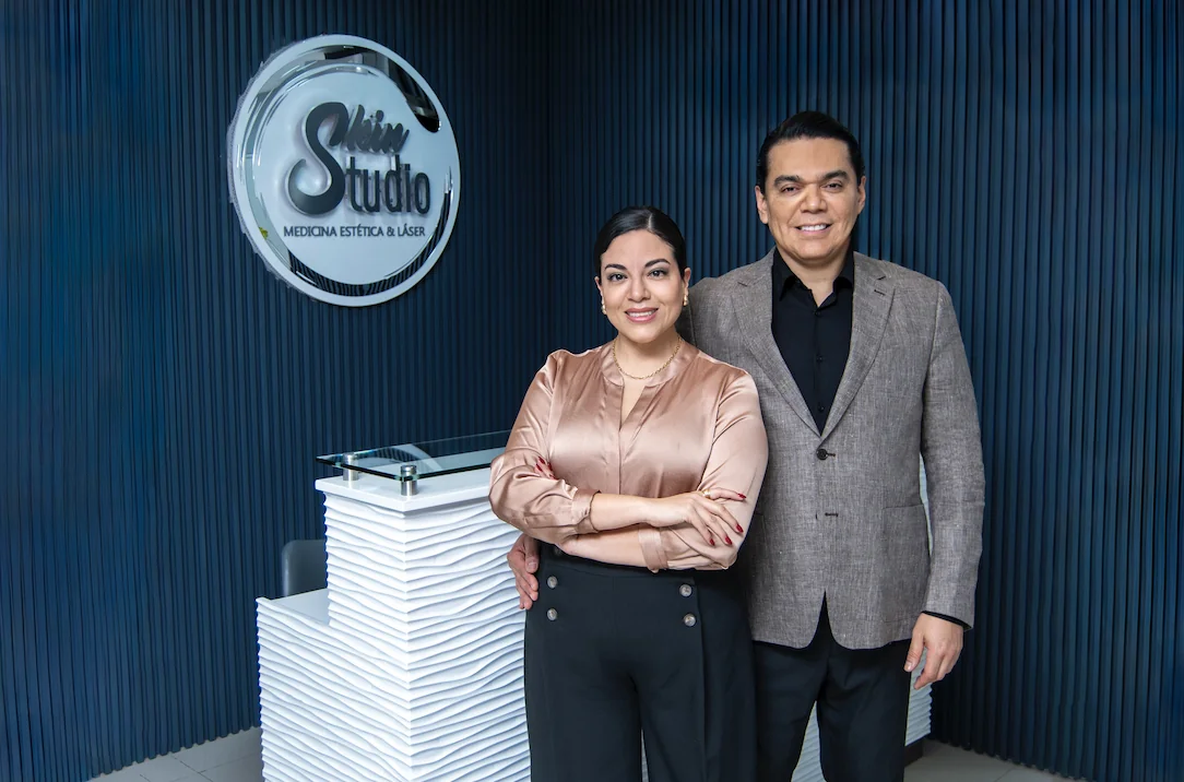 Fotografía de la Dra. Lynn Tume Correa y el Dr. César Hernández Bazán publicada en COSAS en 2024
