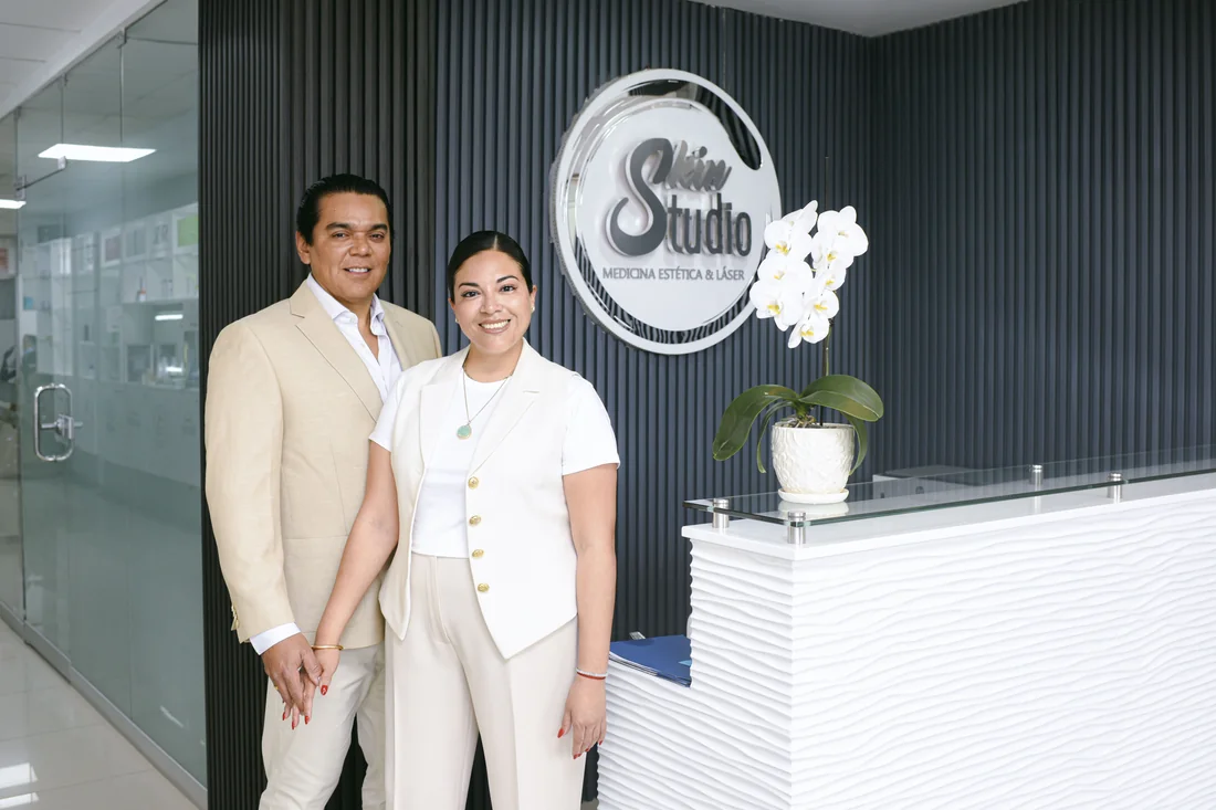 La Dra. Lynn Tume y el Dr. César Hernández en la fotografía del reportaje de COSAS sobre Skin Studio